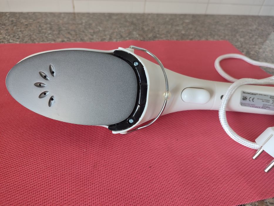 Ferro de engomar vertical a vapor