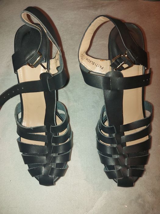 Skórzane,  czarne sandały na koturnie r. 40