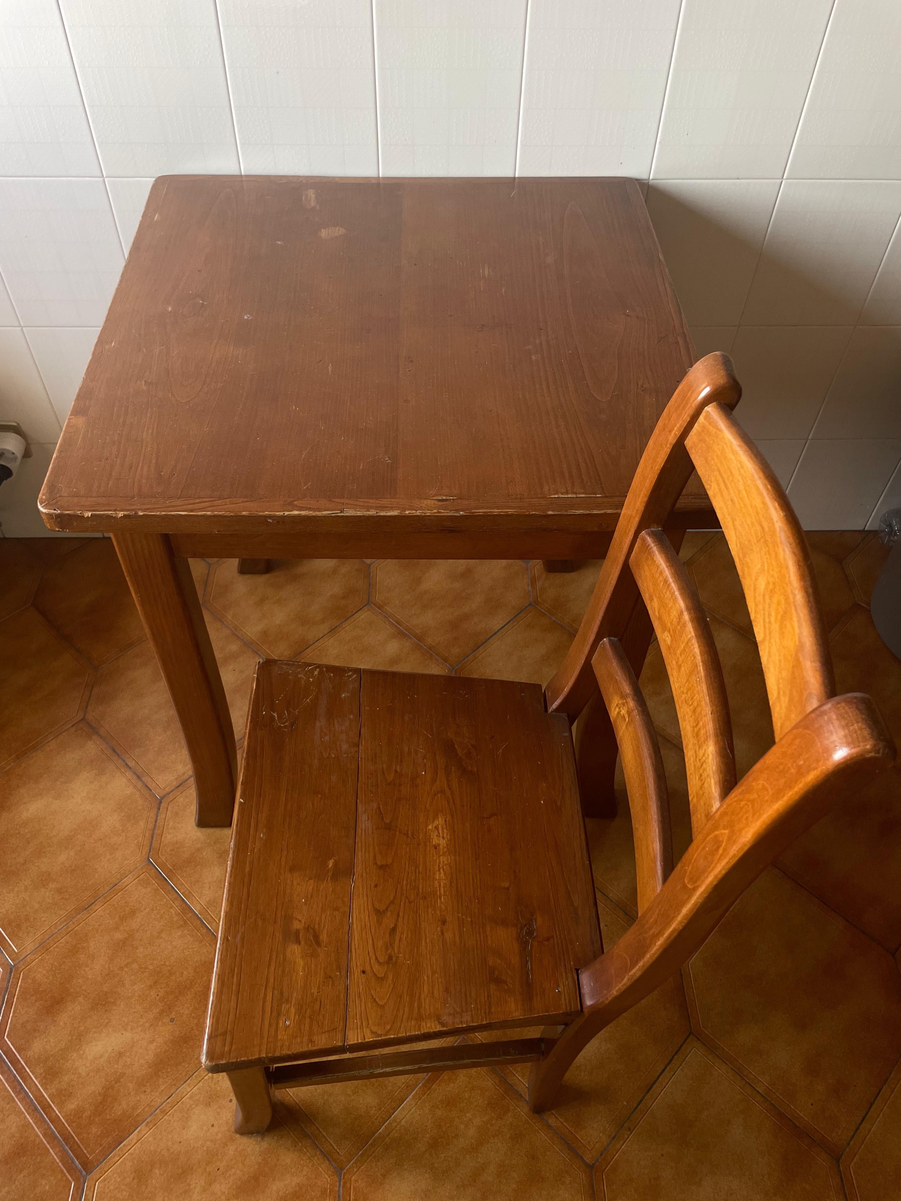 Mesa de madeira maciça e cadeira
