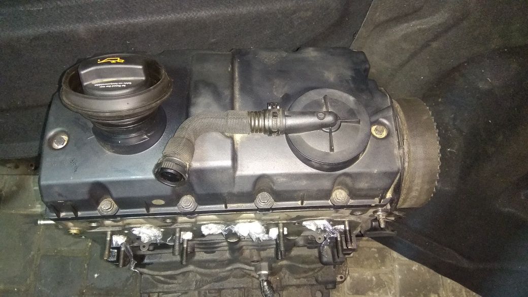 Двигун мотор двигатель Volkswagen Touran Caddy Passat 1.9 tdi AVQ