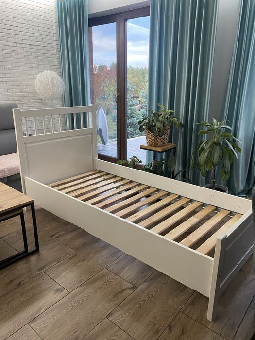 białe łóżko jednoosobowe