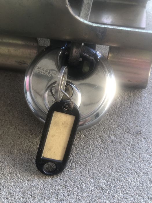 Zabezpieczenie dyszla przyczepki zaczep z kłódką