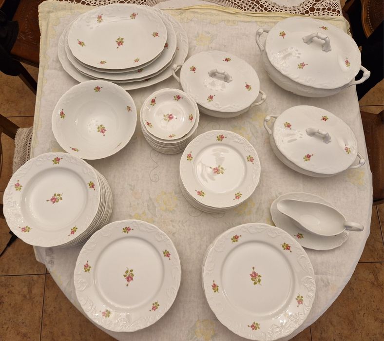 Serviço de jantar SPAL Portugal – porcelana com relevo e flores 

Co
