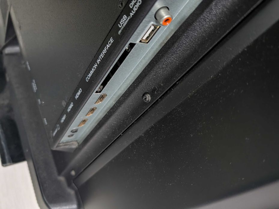 TV Kunft 32DCG160014 - Avaria na placa principal