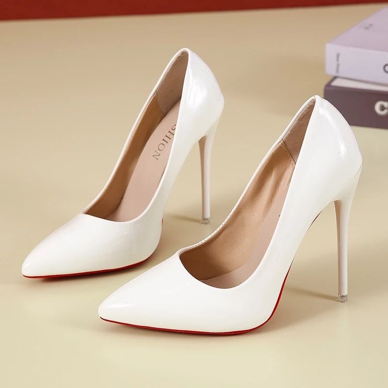 Vendo sapatos agulha tamanho 38-39 (25cms) Brancos