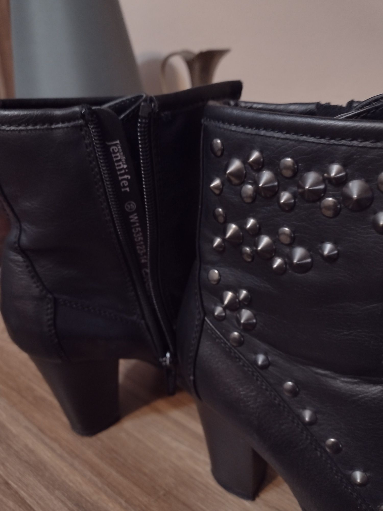 Buty firmy Jennifer ze skòty rozmiar 36 czarne cena 50 zł