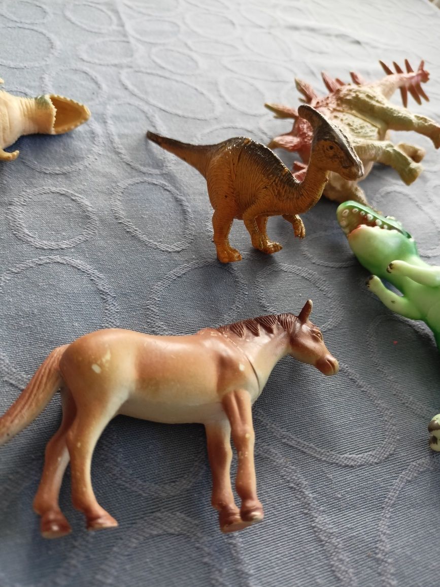 Zestaw figurek dinozaurów-dinozaury koń
