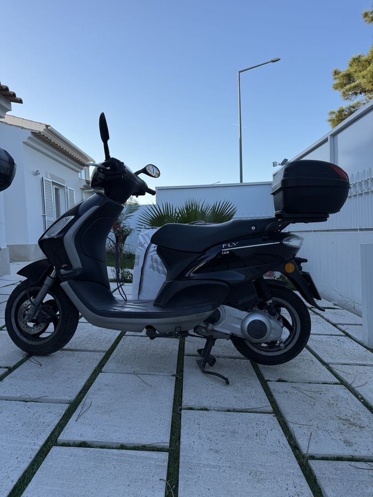 Piaggio Fly 125 com top case