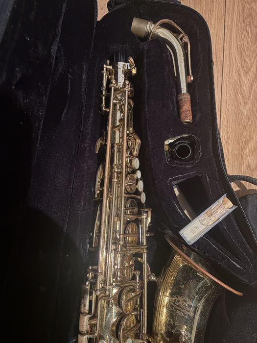 Saxofone Alto para estudo com boquilha selmer.