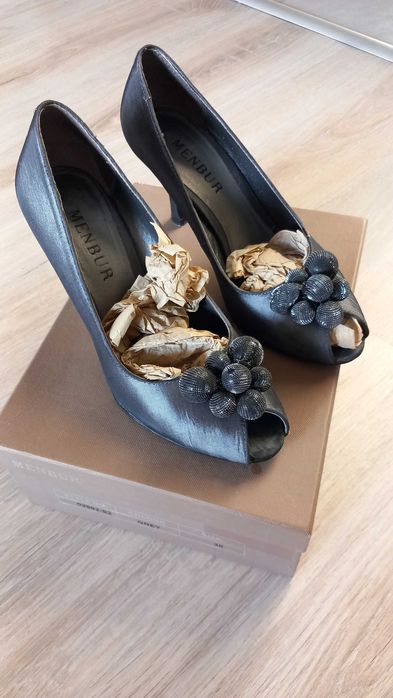 Buty Menbur szare z kulistymi ozdobami