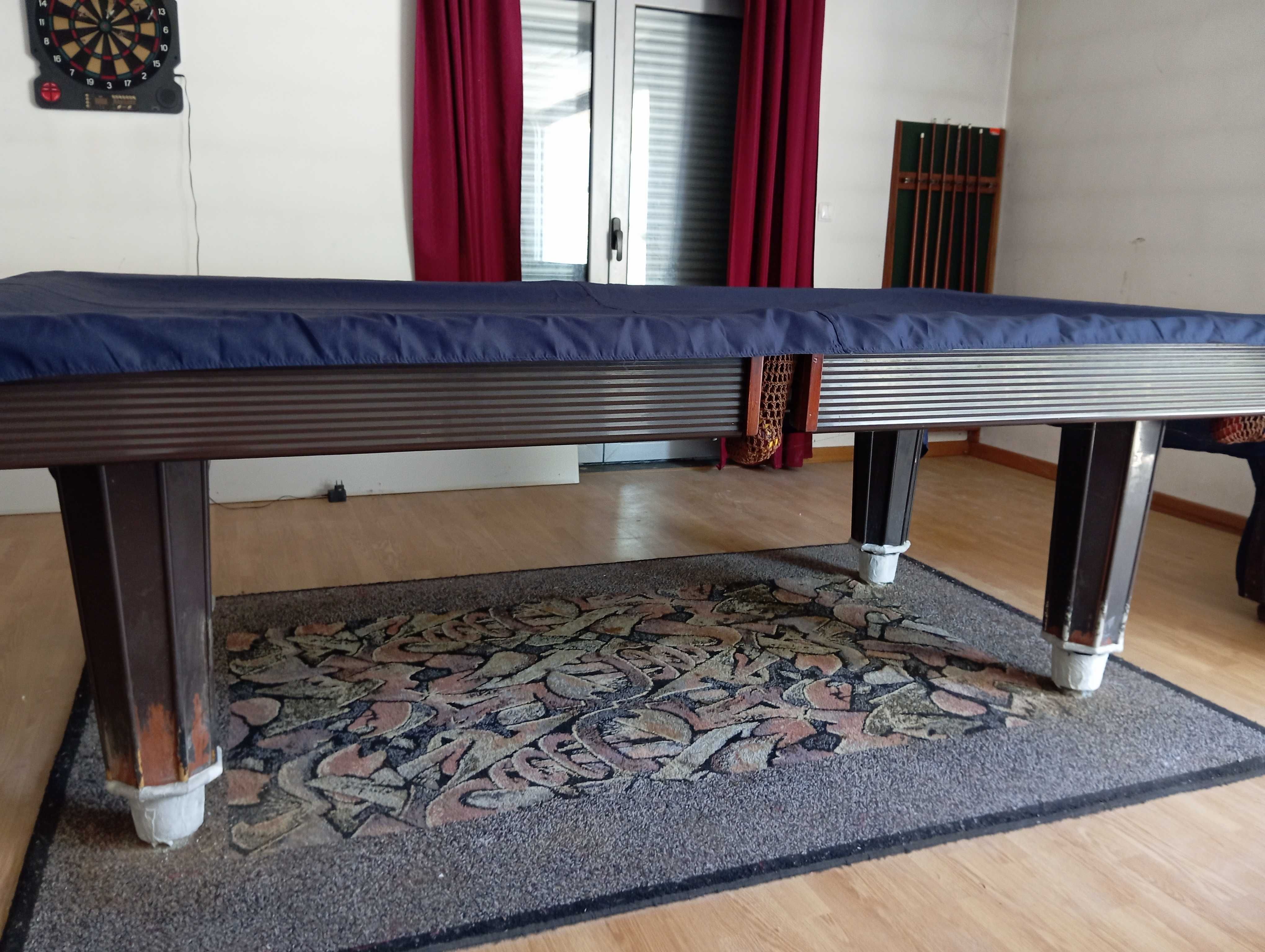 Mesa de Snooker + Porta tacos com tacos e giz