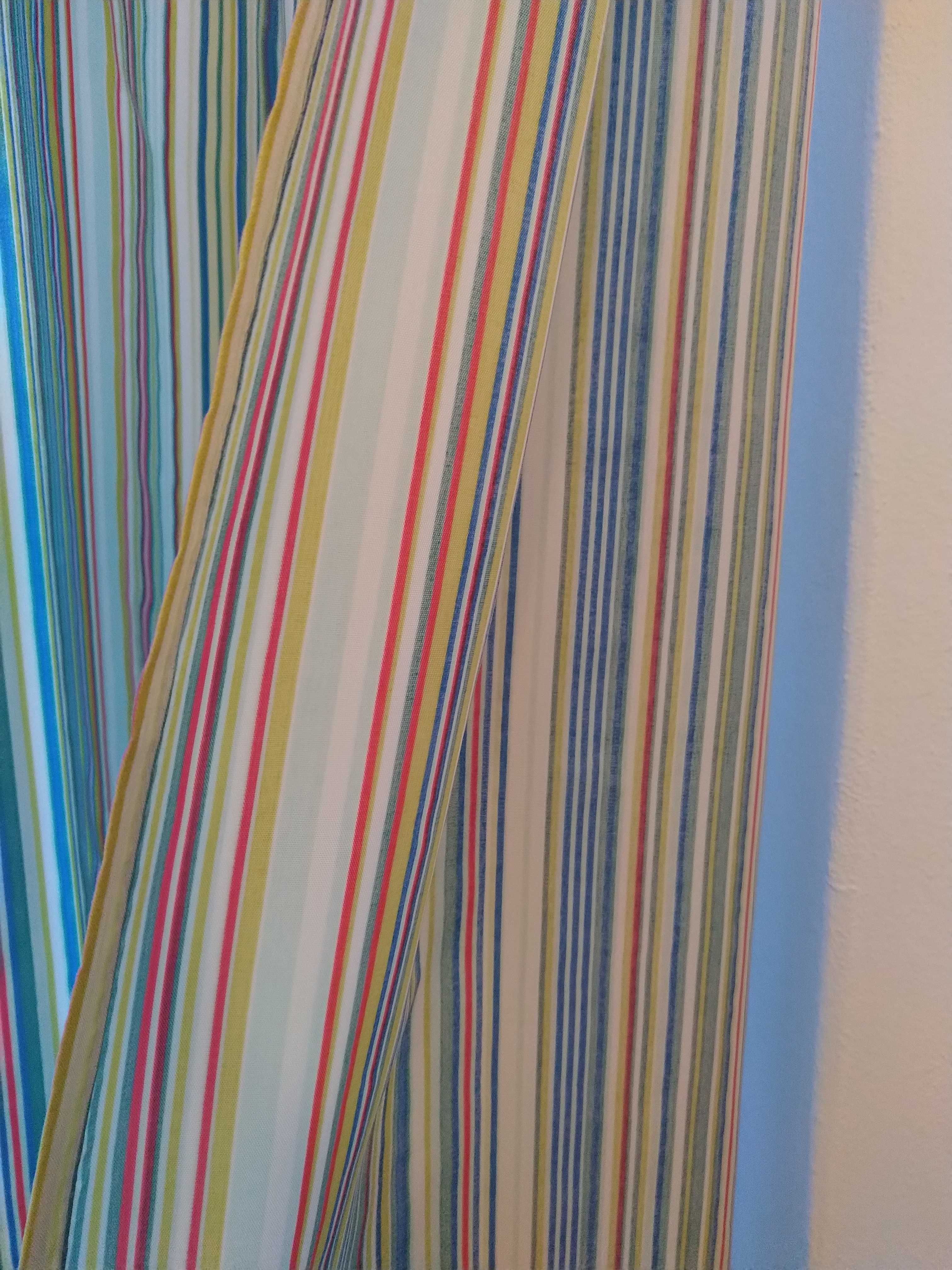 Conjunto de Cortinados às Riscas Coloridas