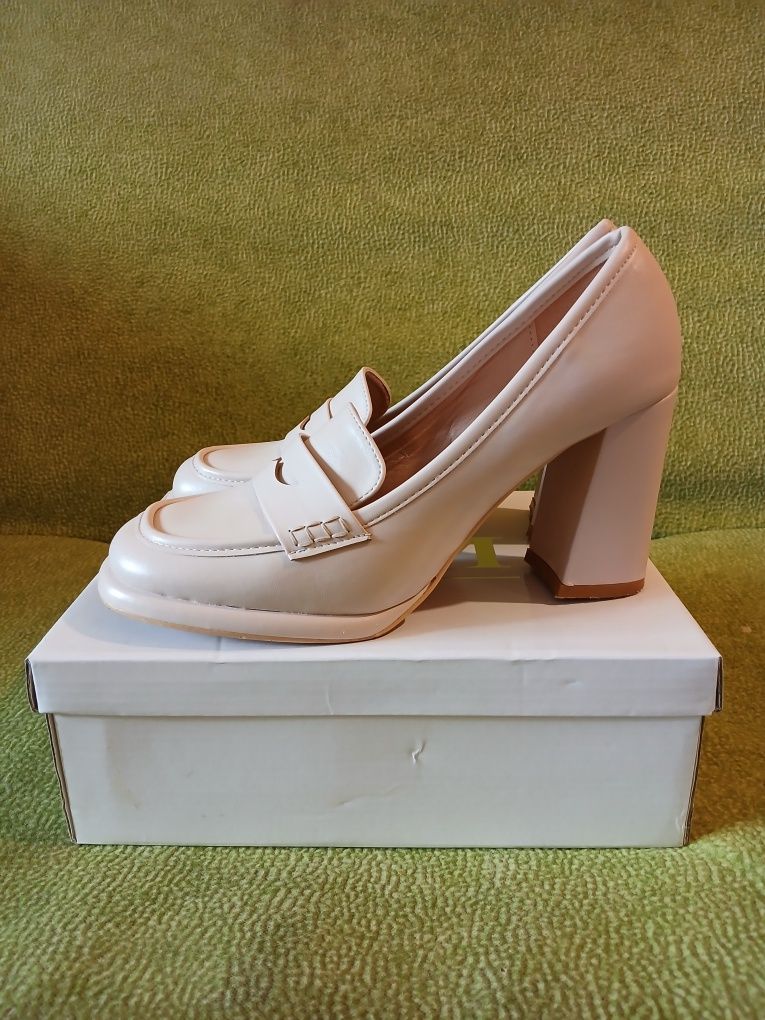 Beżowe buty na słupku rozmiar 40