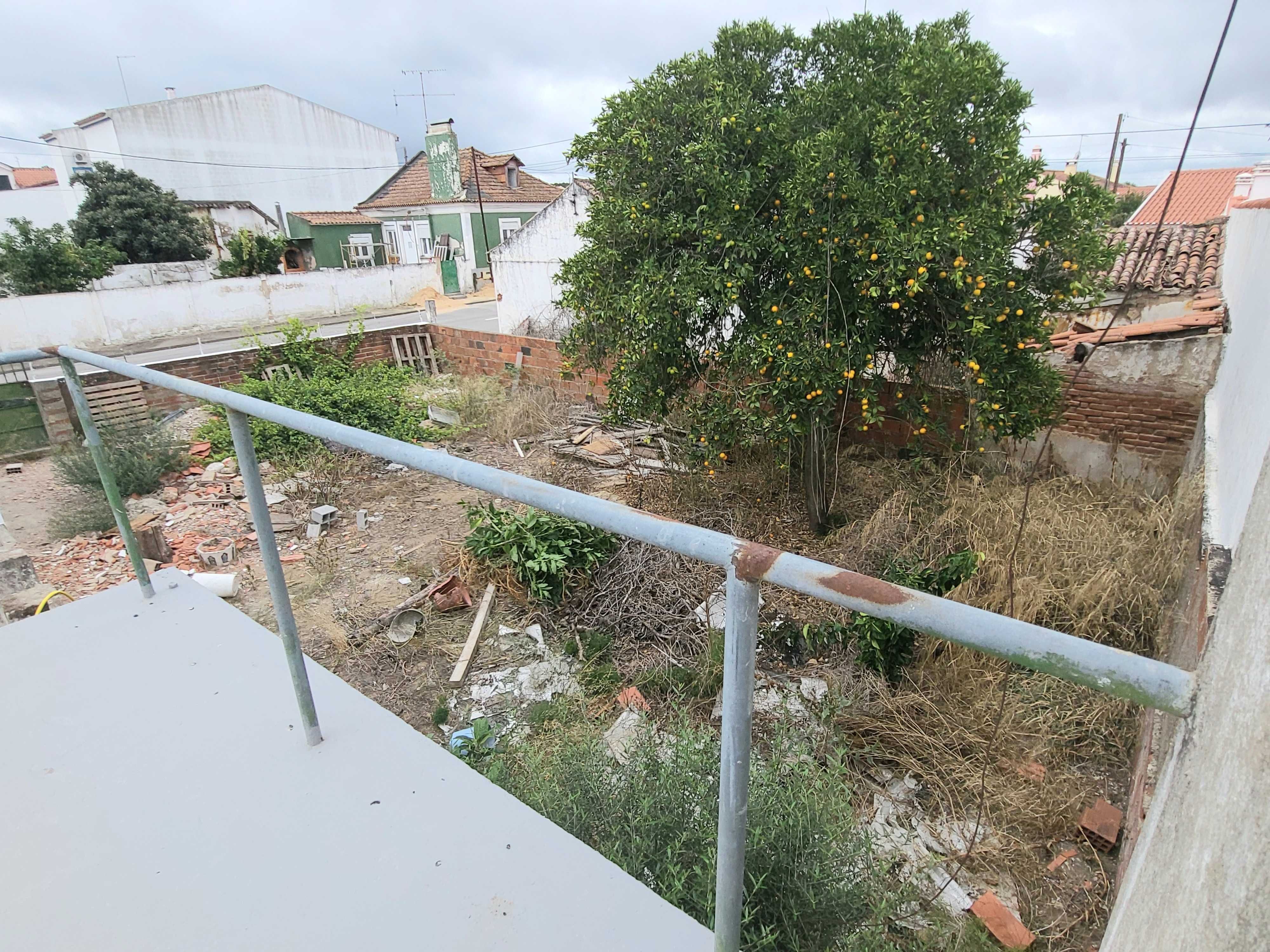 Moradia grande com terreno no Couço