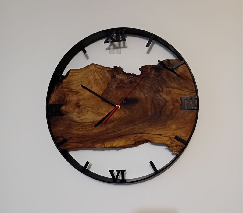 Zegar ścienny loft z naturalnego drewna i czarną ramą – nowoczesny