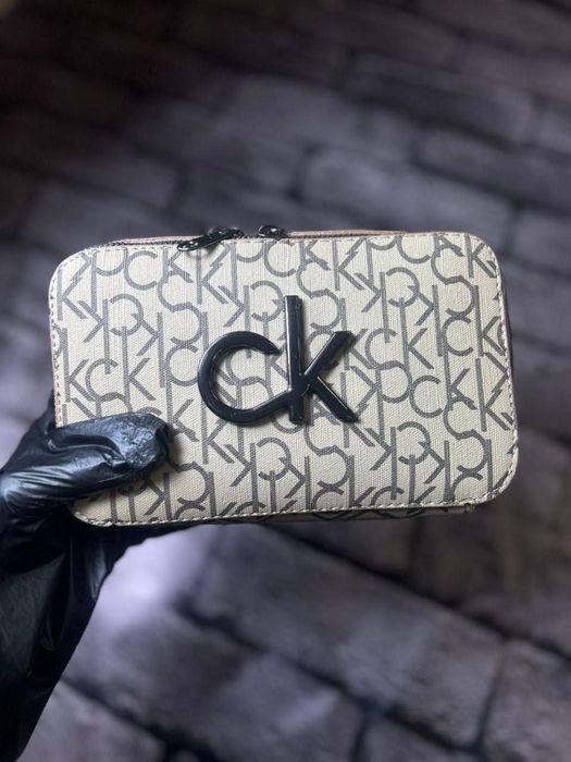БРЕНДОВЫЙ КЛАТЧ Женская сумка кельвин кляйн бежевого цвета ремешок хит
