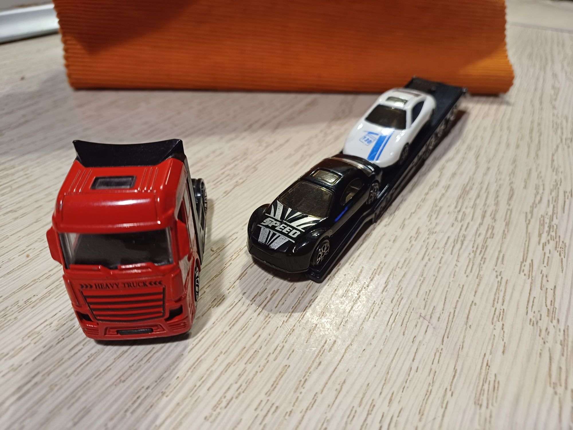 Автовоз з двома машинками