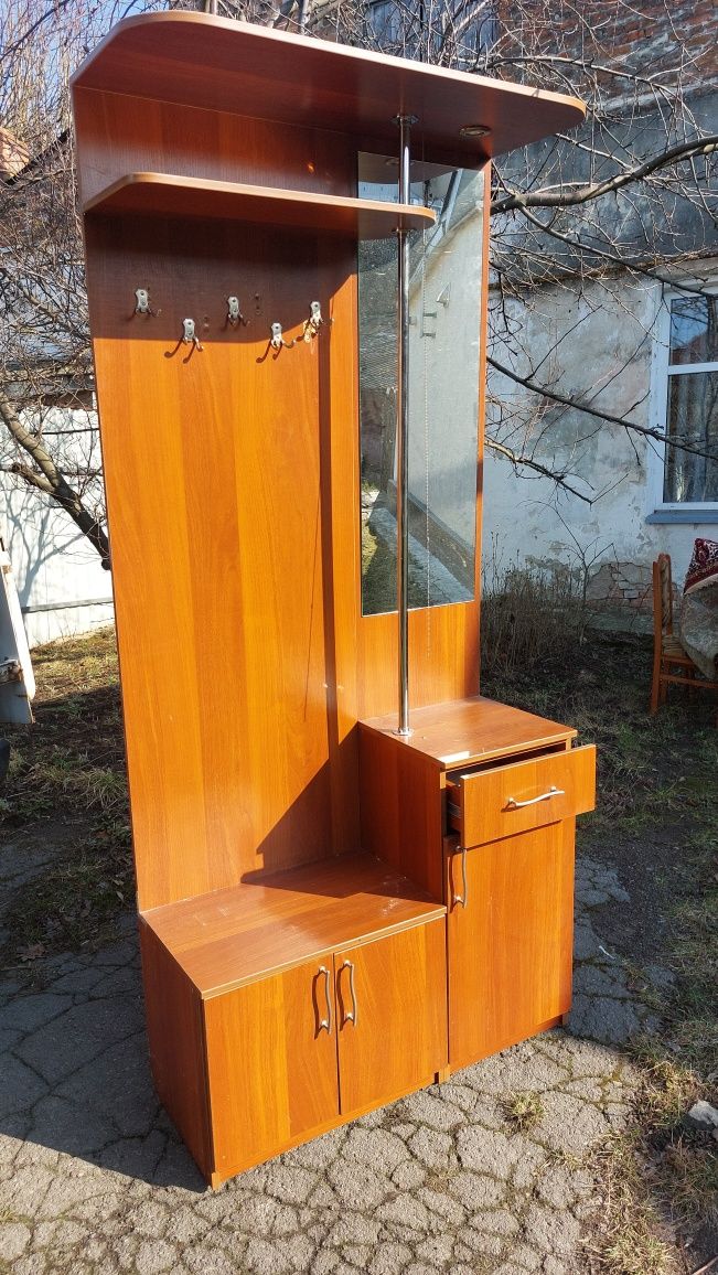 Диван книжка і прхожа