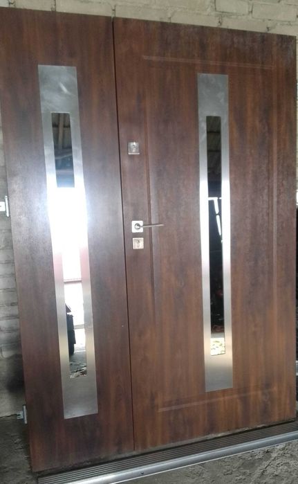 Drzwi zewnętrzne metalowe dwuskrzydłowe.