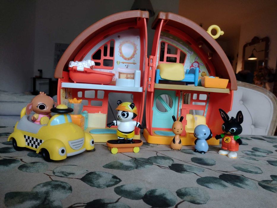 Domek Binga z figurkami i samochodem