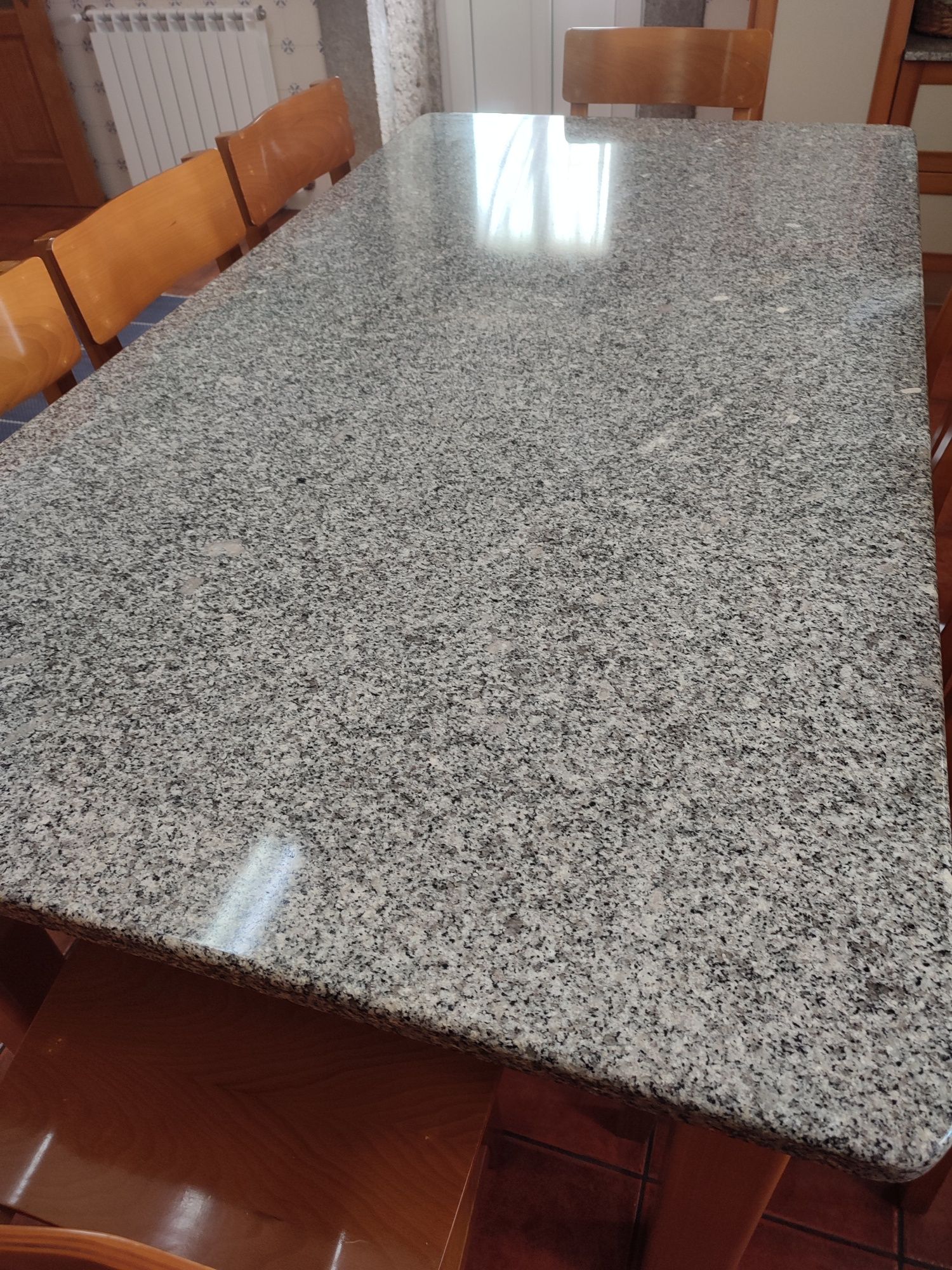 Mesa de Mármore e 8 cadeiras madeira maciça