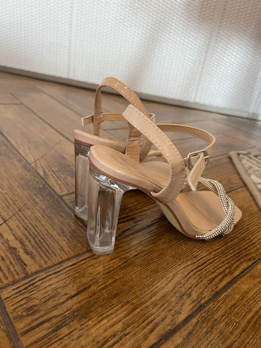 Szpilki na słupku transparentne warkocz Renee r. 37