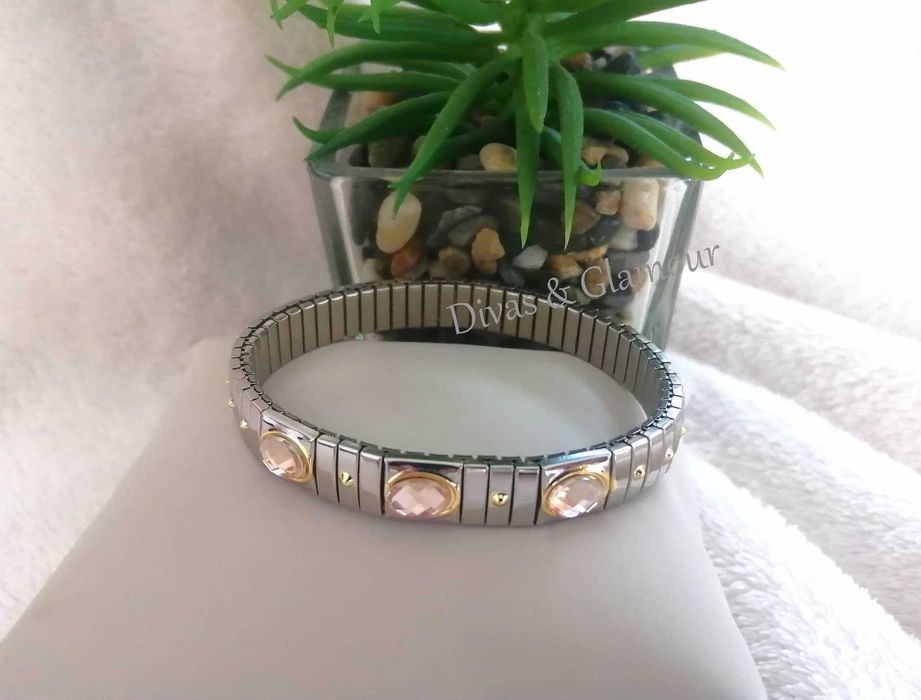 Vários modelos de pulseiras no anúncio