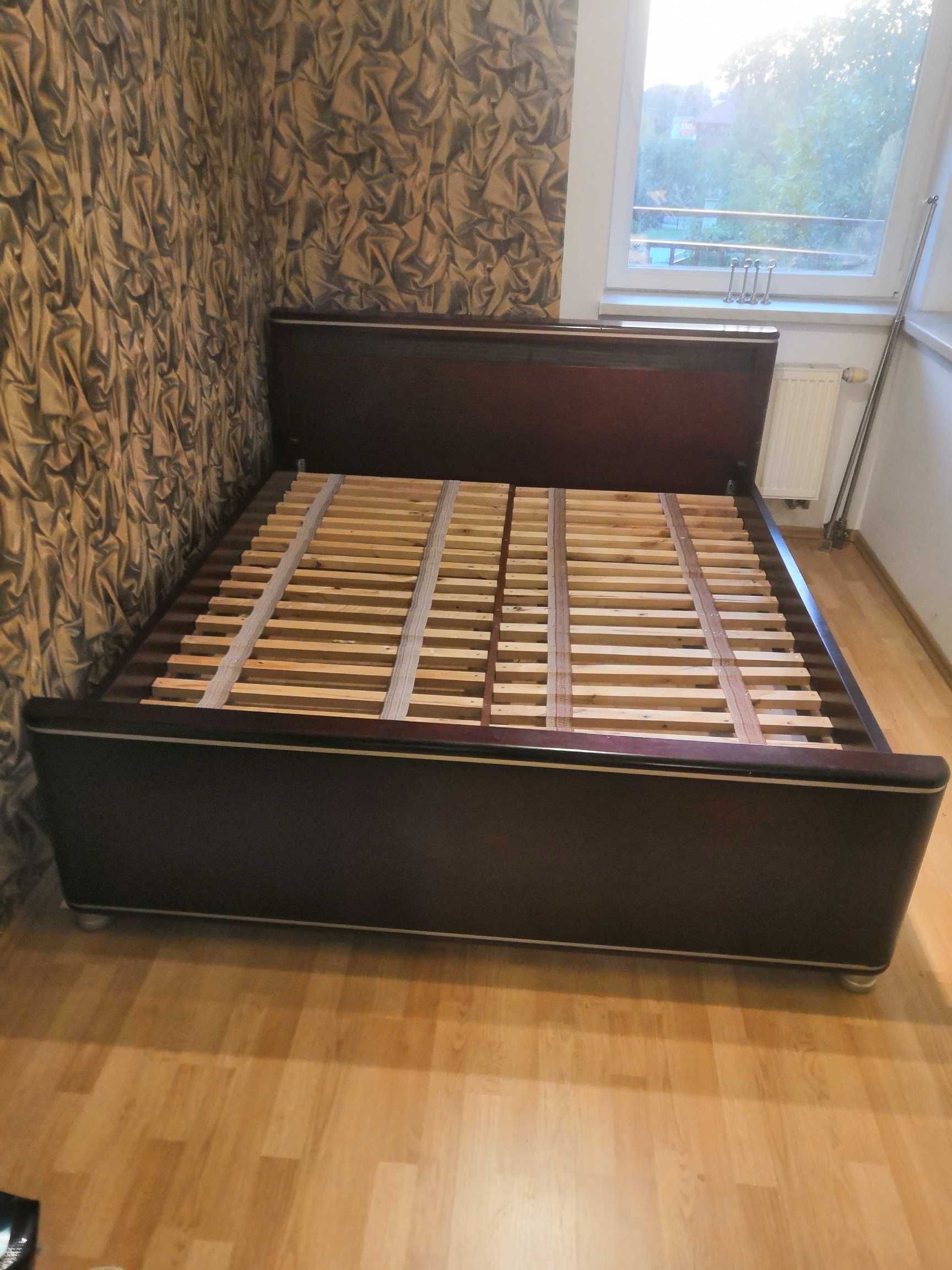 Łóżko drewniane + komoda + stolik