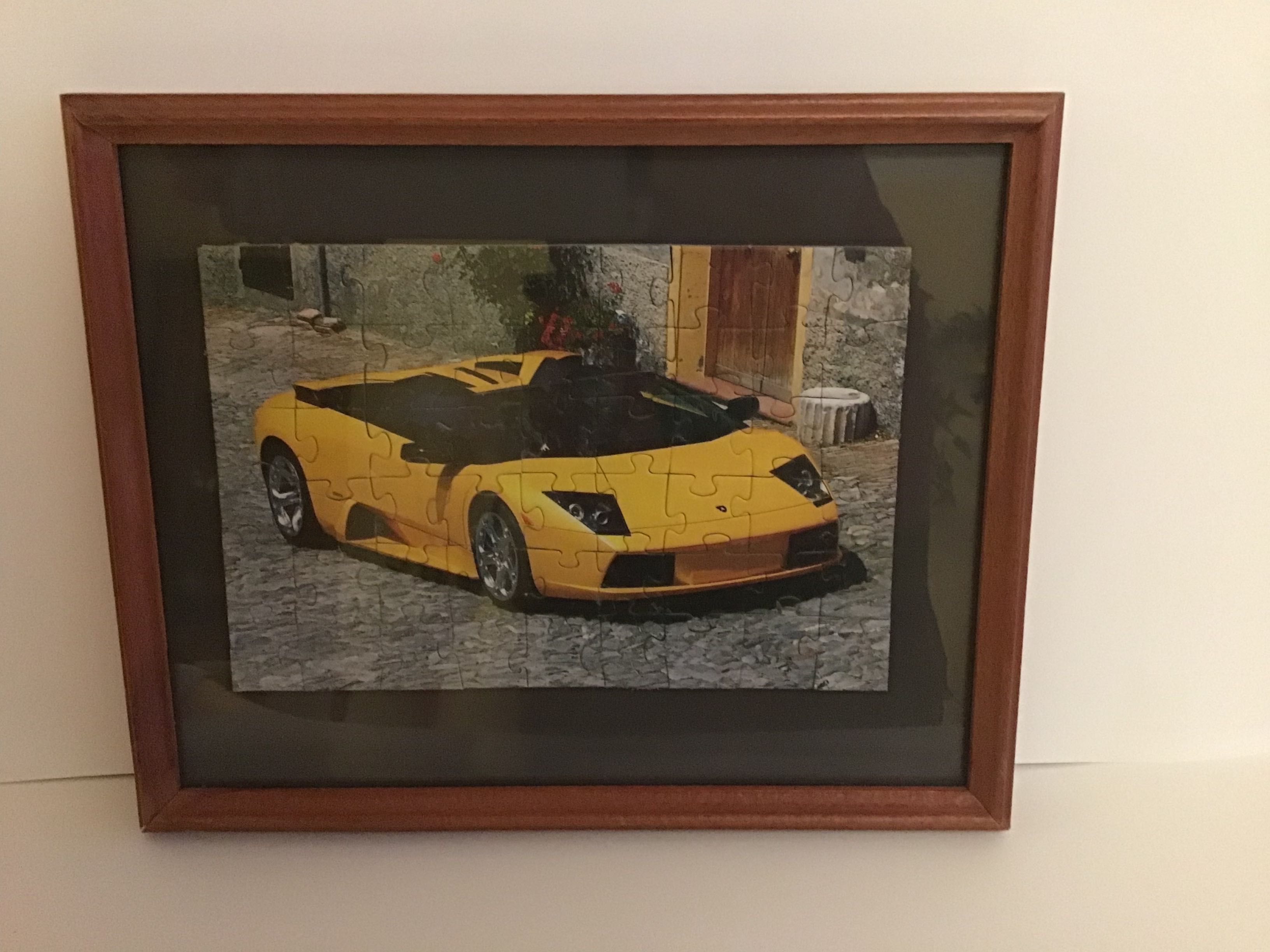 Obrazek -żółte Lamborghini  z puzzli .W drewnianej ramce ze szkłem.
