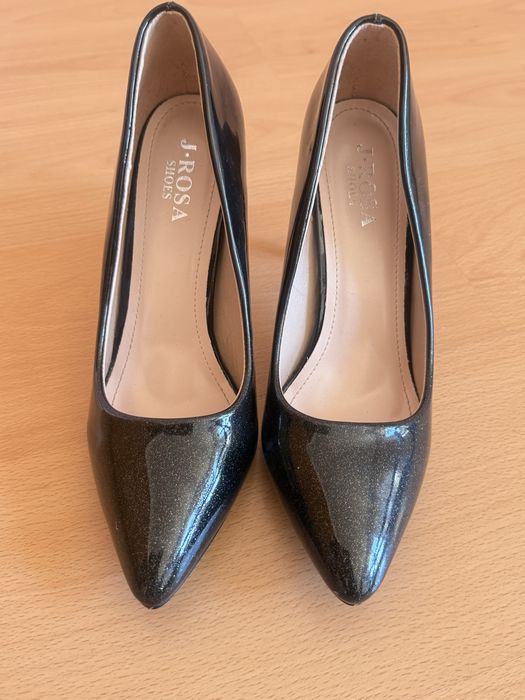 Sapatos de saltos com brilho