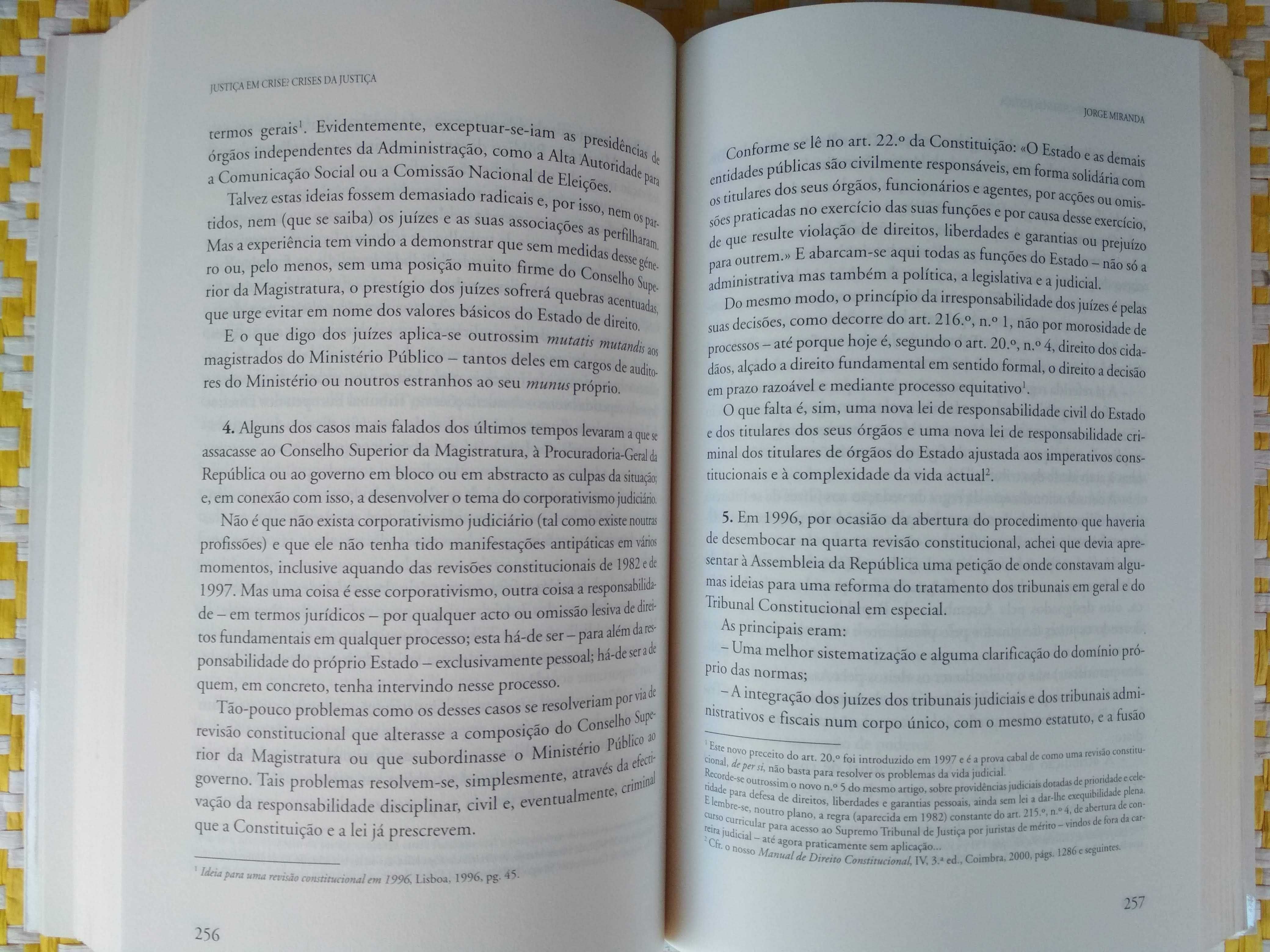 Justiça em crise, crise da justiça
de António Barreto