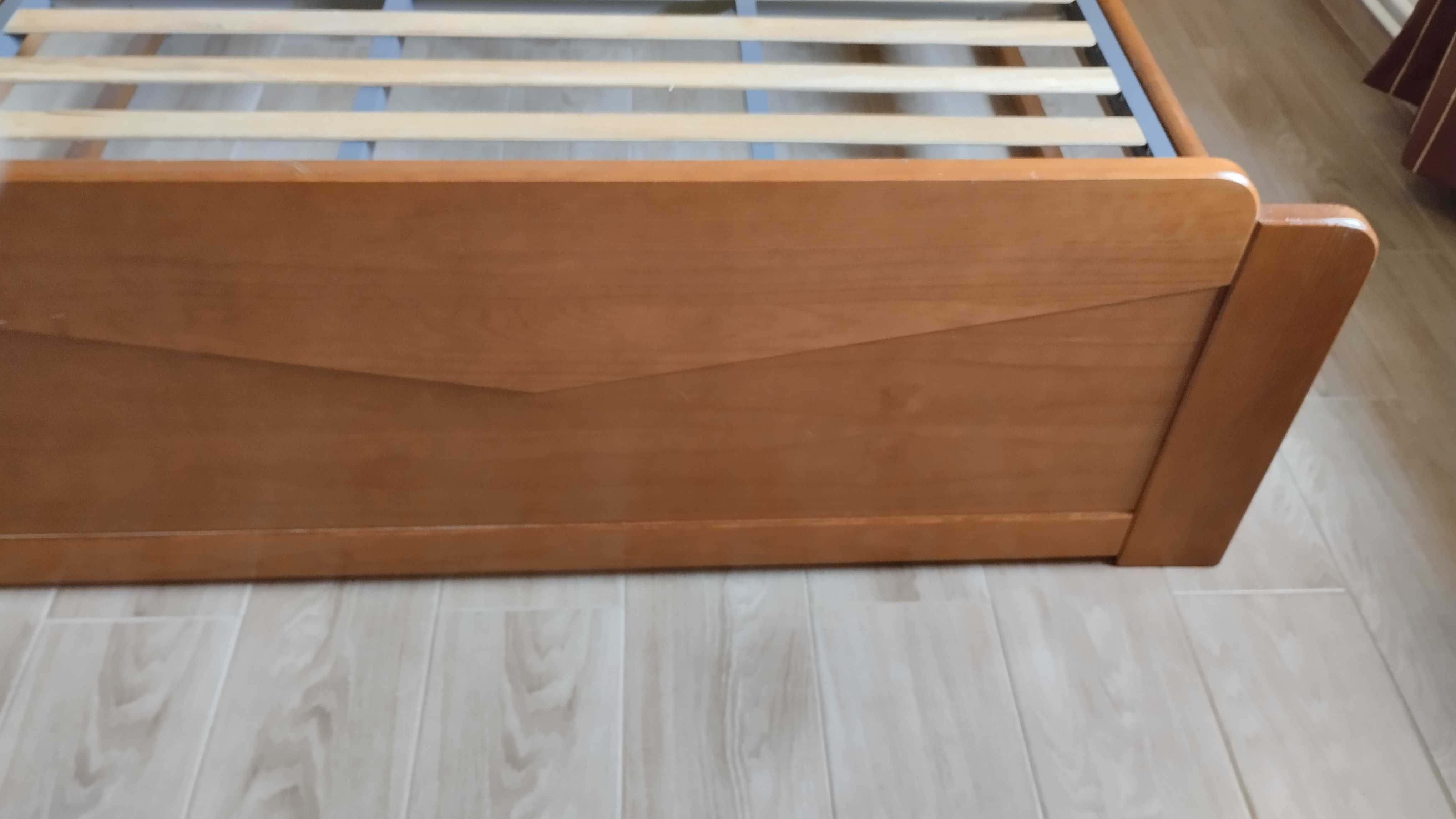 Cama de casal em madeira com 4 gavetões + estrado