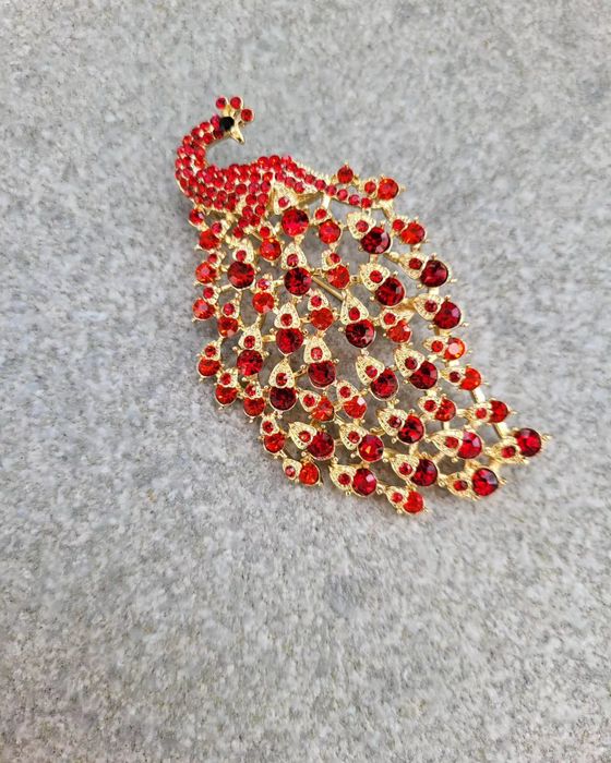 Broszka czerwony paw