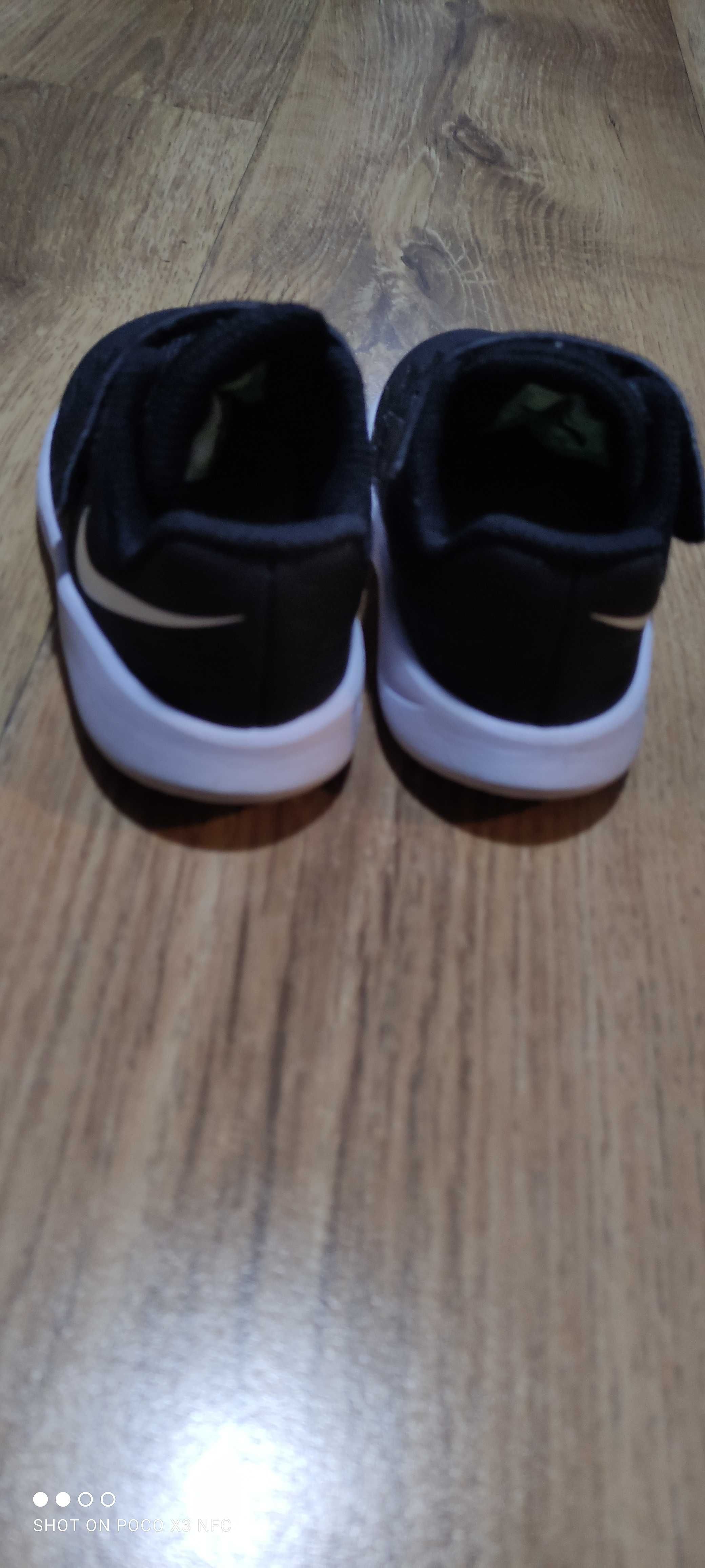 Buty dziecięce Nike rozm EUR 22, 12 cm, czarno-białe. Stan b dobry
