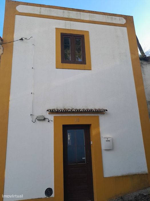 Aluga-se Moradia Rústica de Tipologia V2 mobilada e equipada.