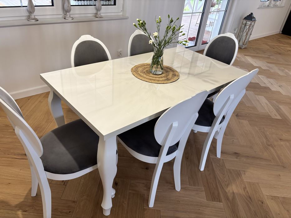 Sprzedam piekny stół z krzeslami