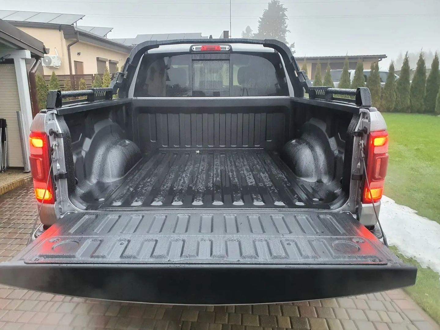 Volkswagen Amarok 23- orurowanie paki COMBAT Roll Bar