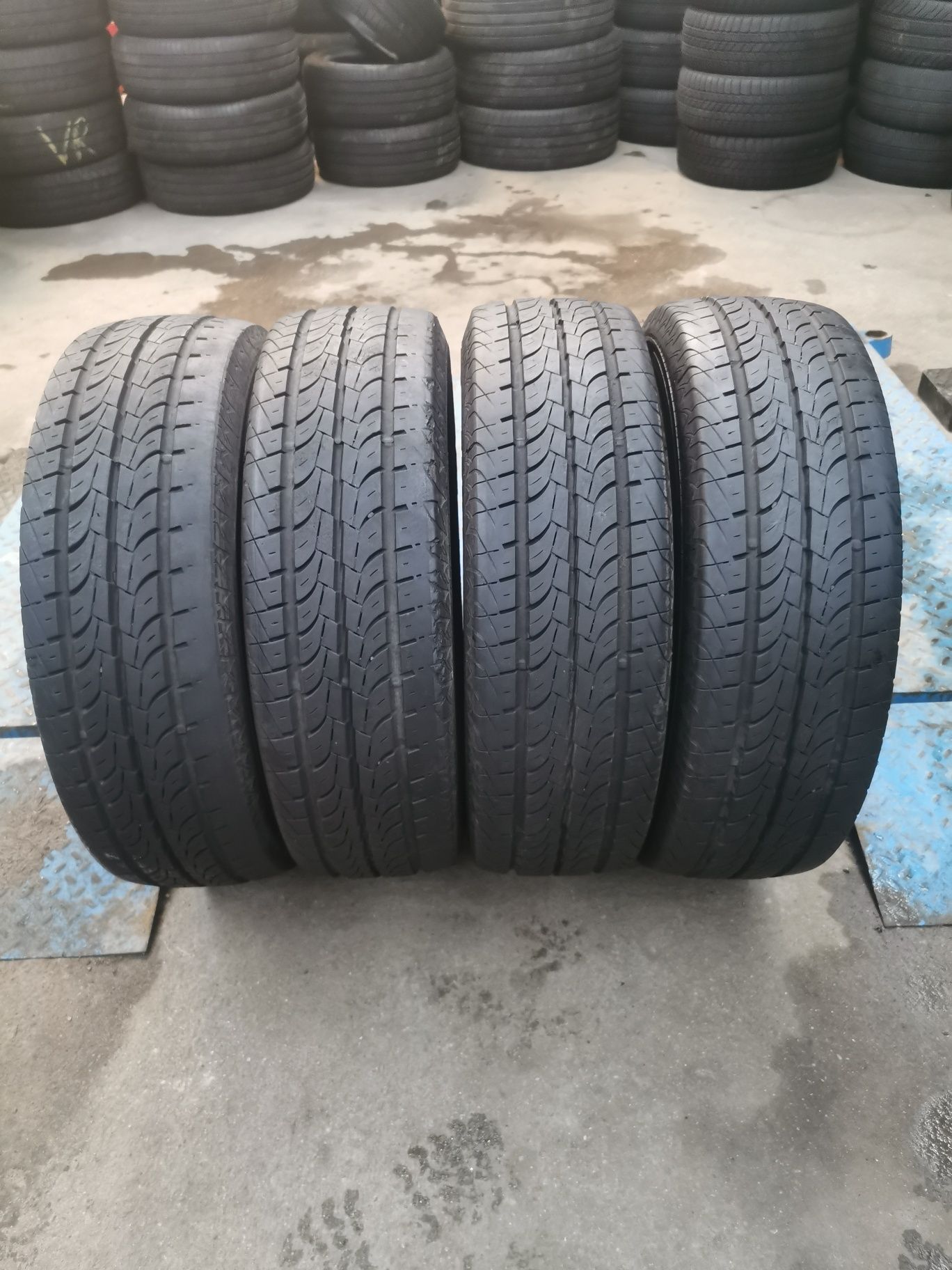 Komplet opon 215/75R16C 113/111R Semperit Van life