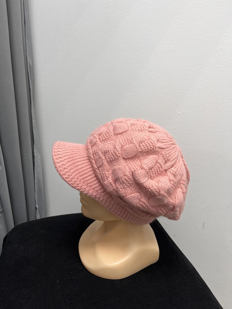 Różowy beret z daszkiem