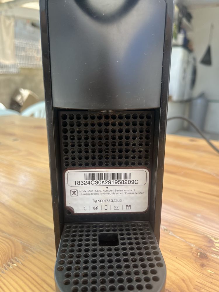 Maquina de café nespresso krups Essenza Mini em bom estado