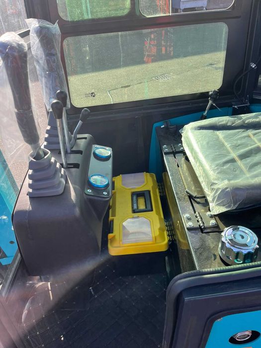 Minikoparka z pełną kabiną Bobdog , 2025 rok NOWA!!!  2 x sztuki w ofe