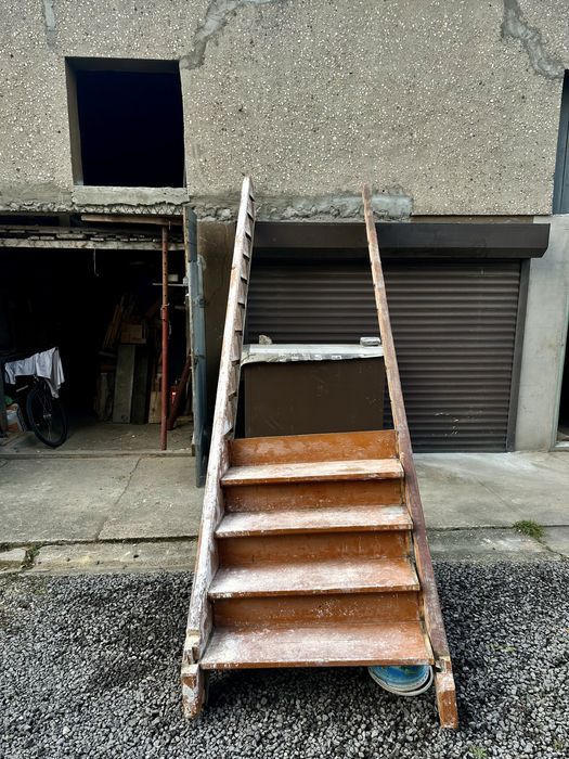 Drewniane schody wewnętrzne z litego drewna do renowacji!