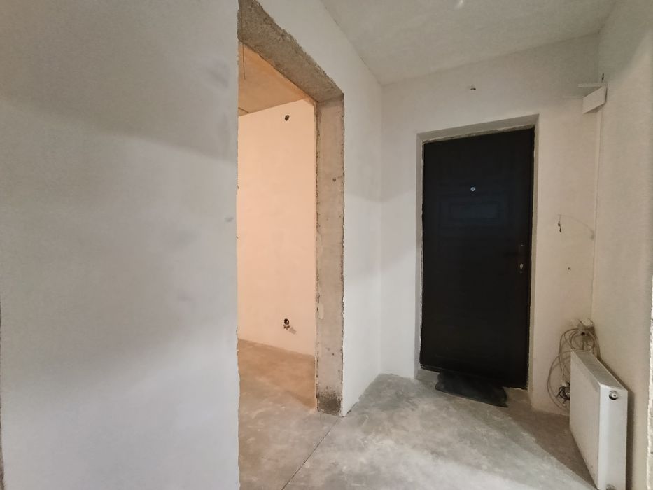 Квартира з частковим ремонтом, новобудова поруч з Центром, автономка