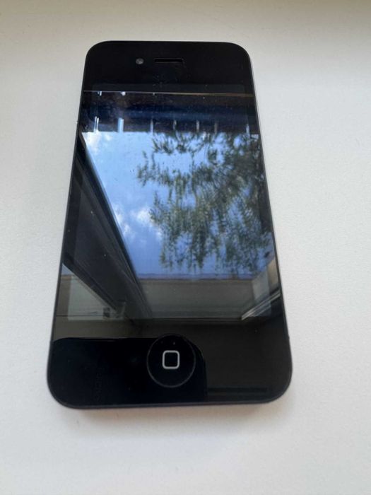 Продам мобільний телефон iPhone 4
