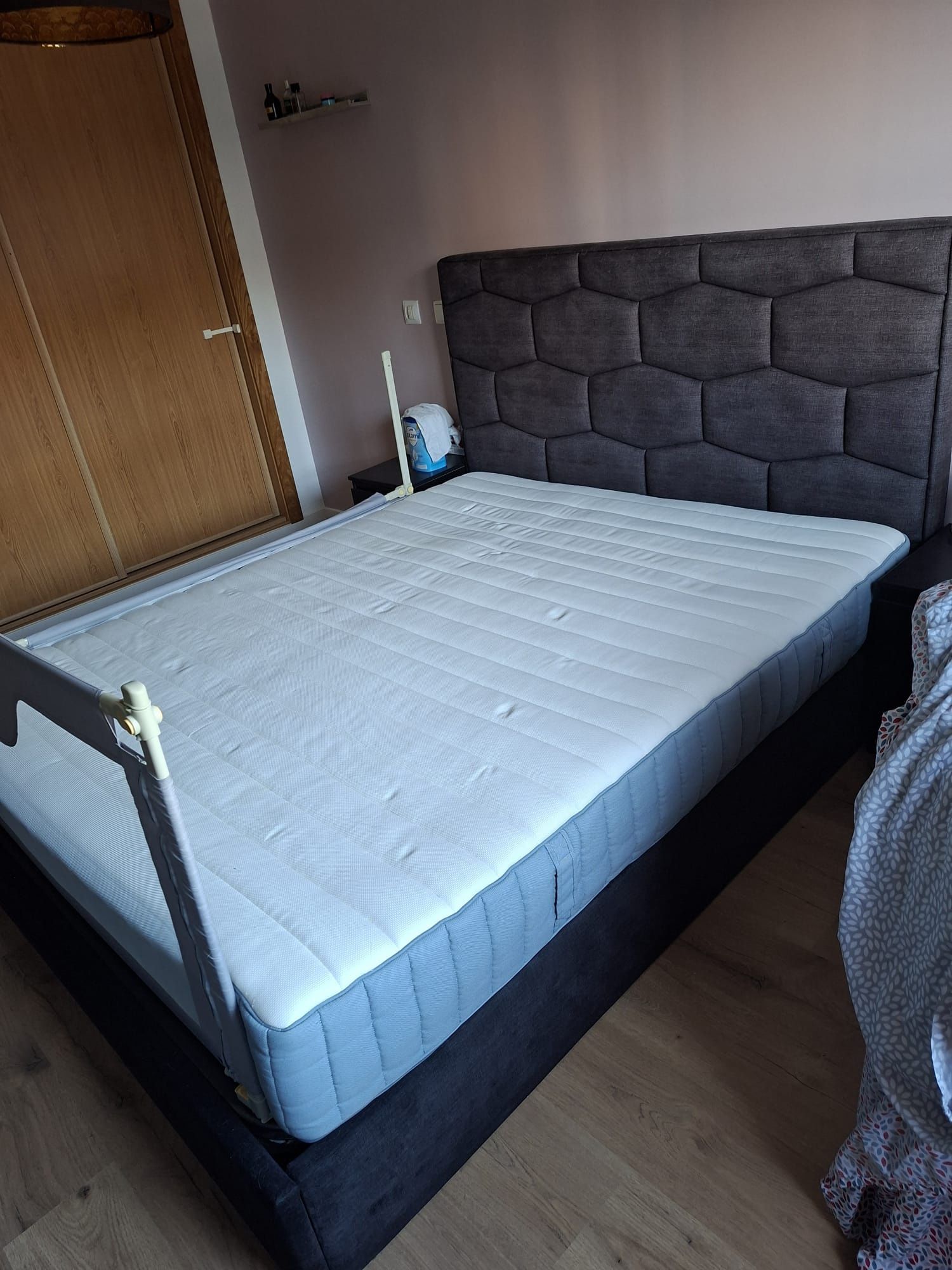 Cama casal com cabeceira