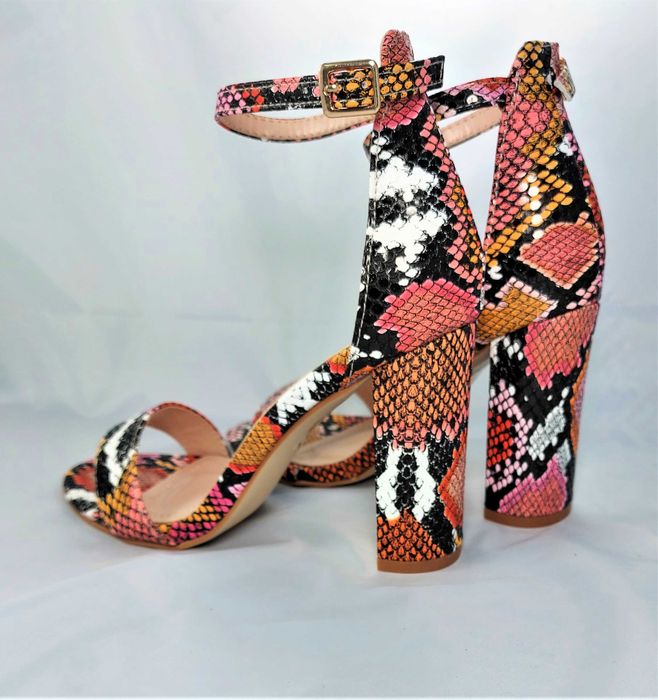 Sandały z imitacją skóry węża