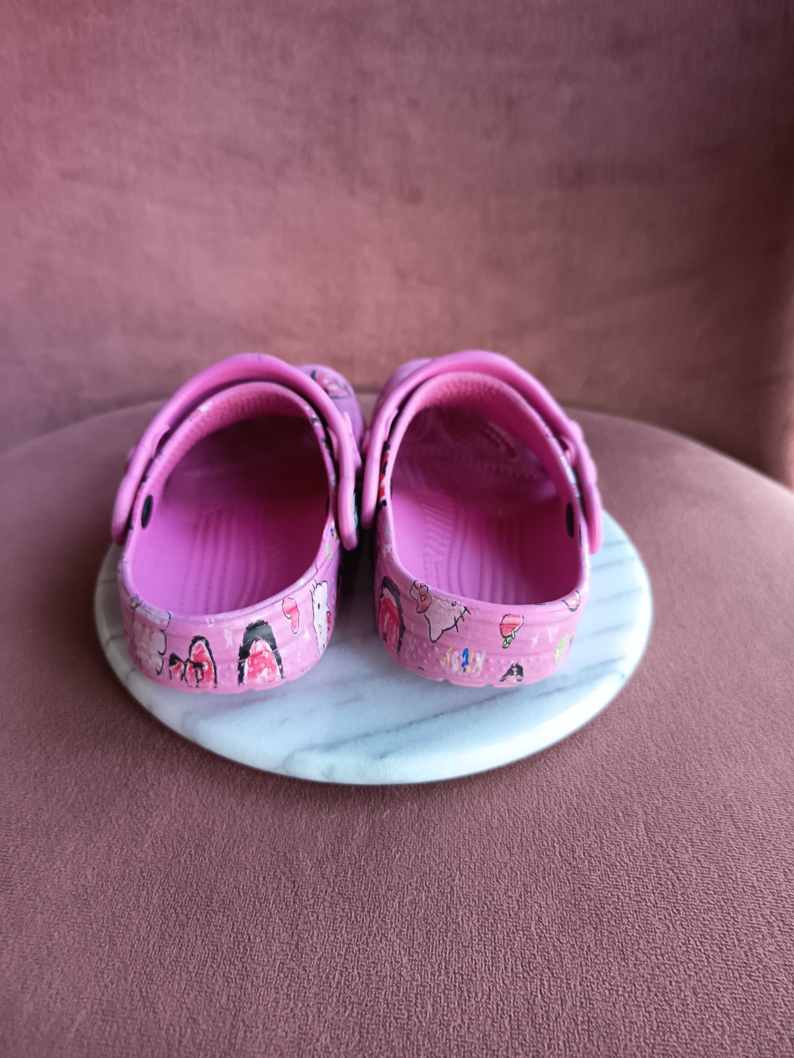 Crocs różowe klapki Hello Kitty UK 8/9 r.24/25