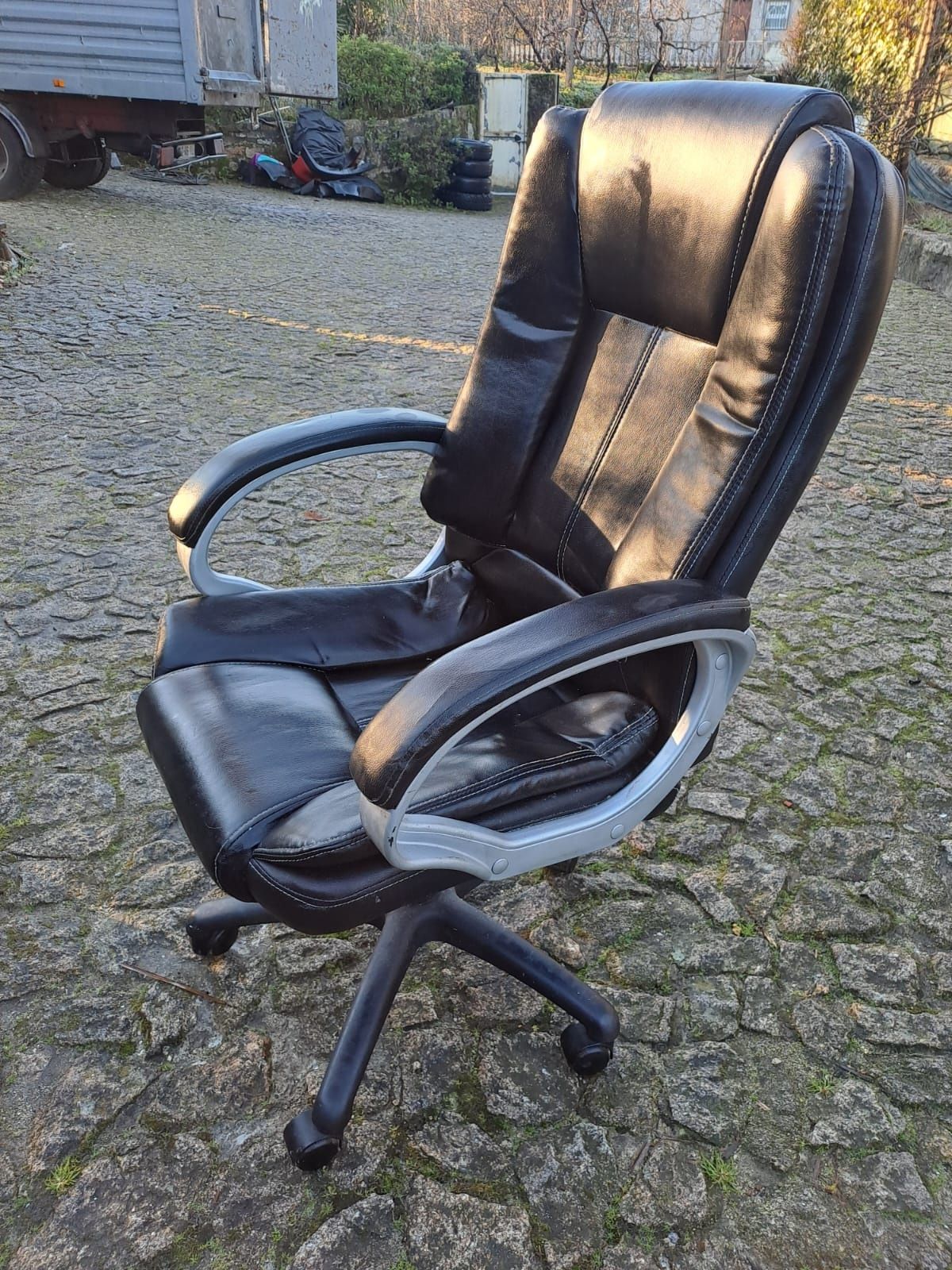 Cadeiras de escritorio, com rodas, a funcionar perfeitamente. Com elev