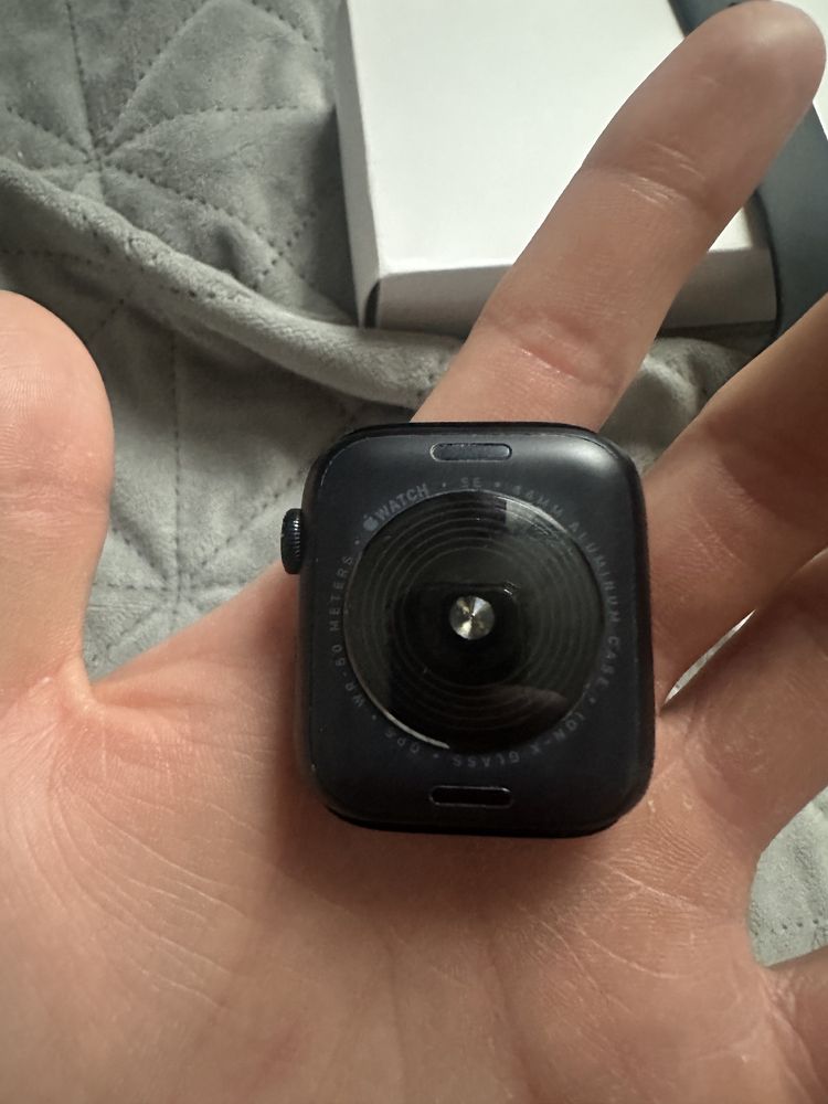 Apple Watch SE 2nd gen 44m na Gwaranacji zalany pierscien