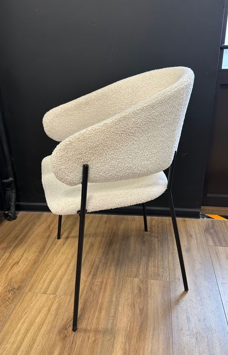 Krzesło baranek na czarnych nóżkach